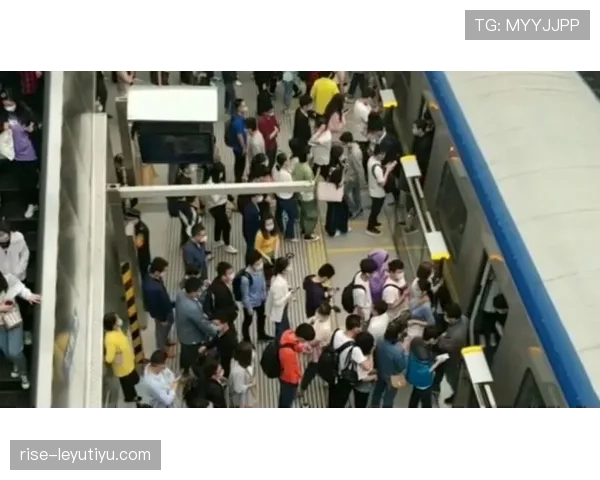 李冰洁地铁站排队吃外卖,手上那只包比我一年工资还贵 李冰洁地铁站排队吃外卖,手上那只包比我一年工资还贵